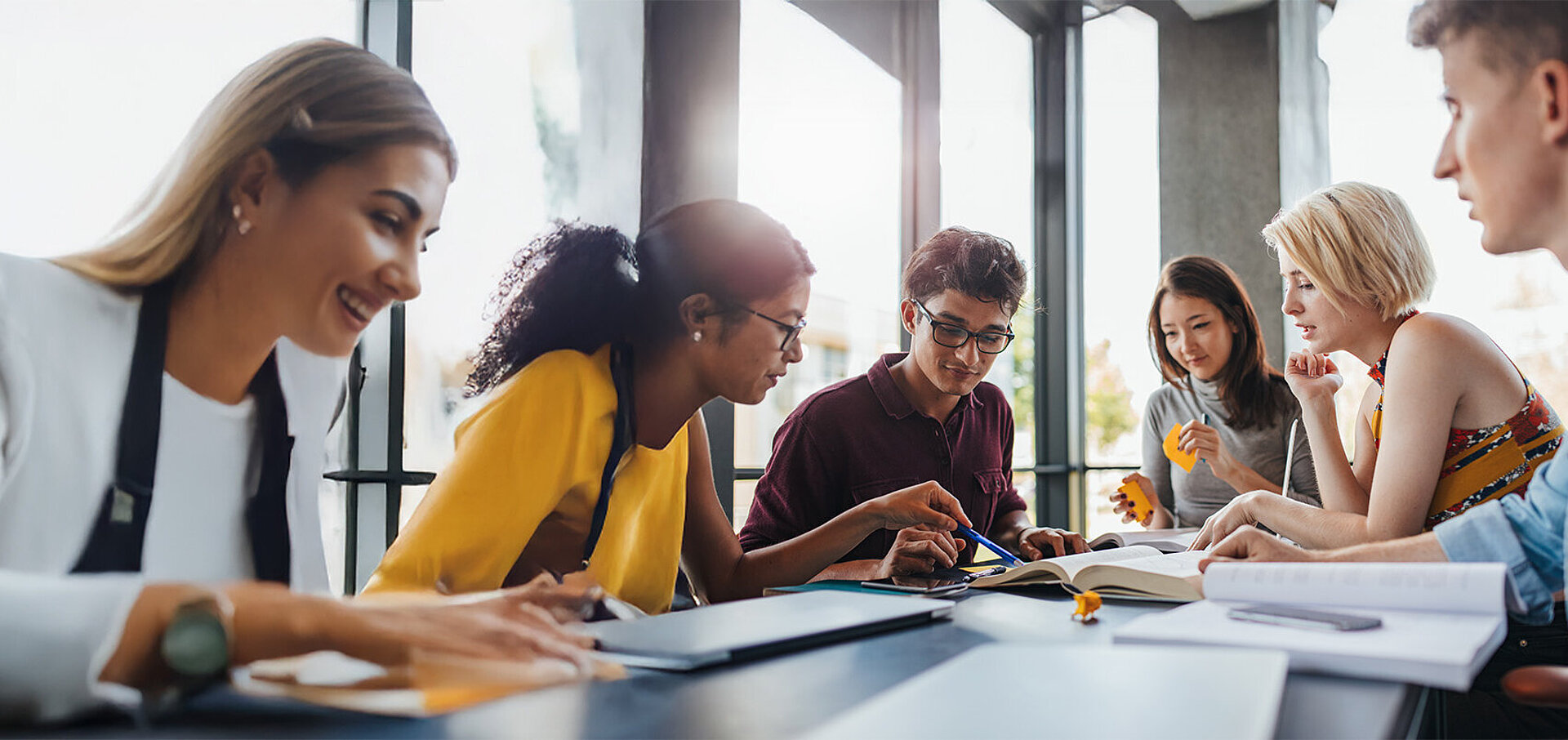 Junge Gruppe von Studierenden lernt gemeinsam
